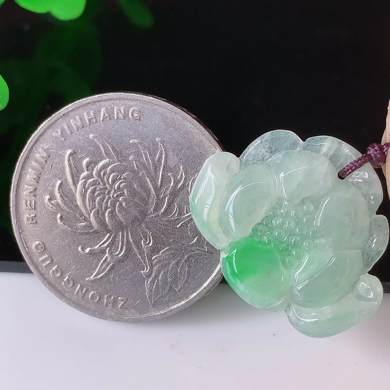 自然光实拍，冰飘绿一对荷花翡翠，翠色灵动，玉质细腻，颜色漂亮，品相佳，佩戴佳品！配银线 #41.14