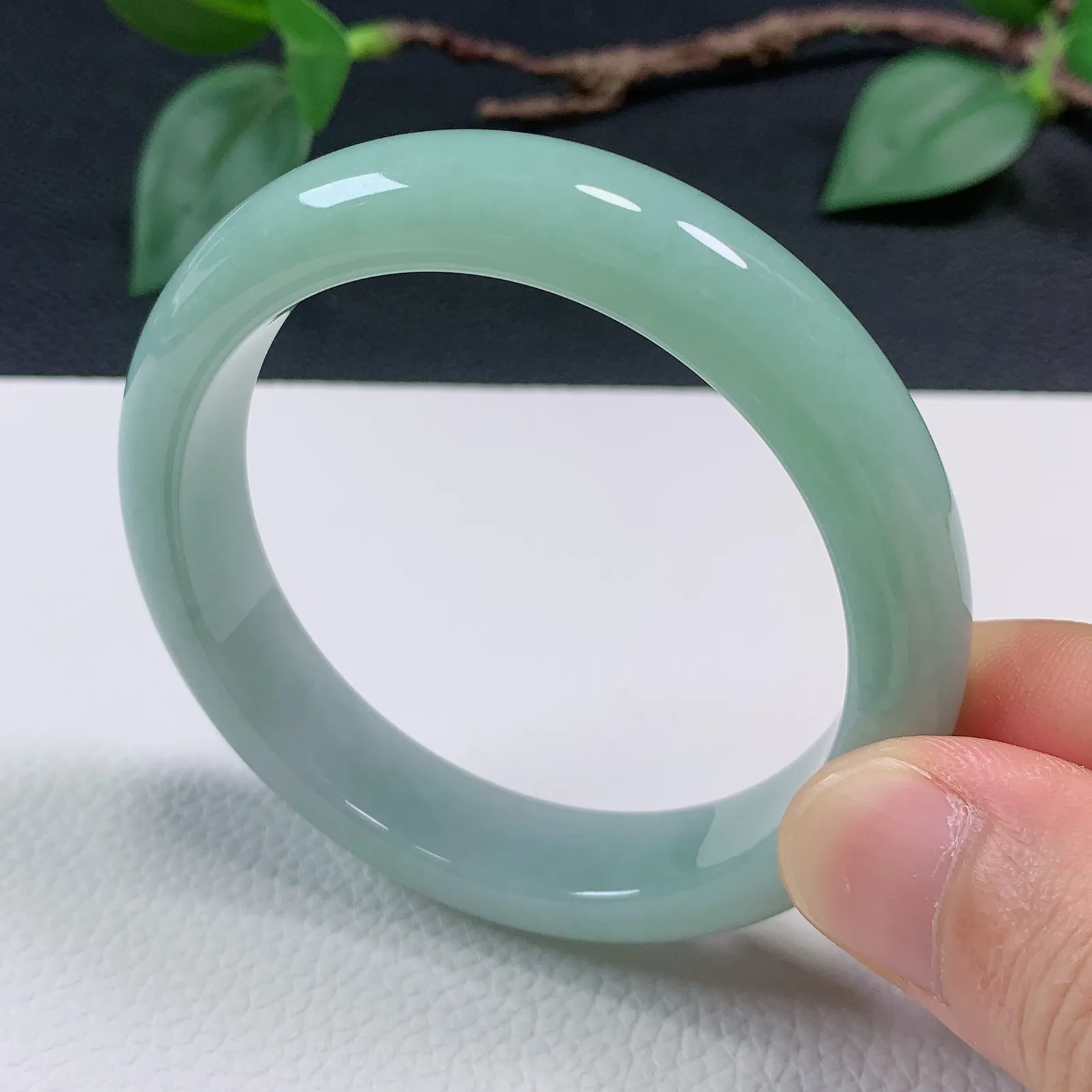 天然翡翠圈口55-56老坑浅绿手镯 玉质细腻 种水好 尺寸：55.5-12.1-8mm  M55