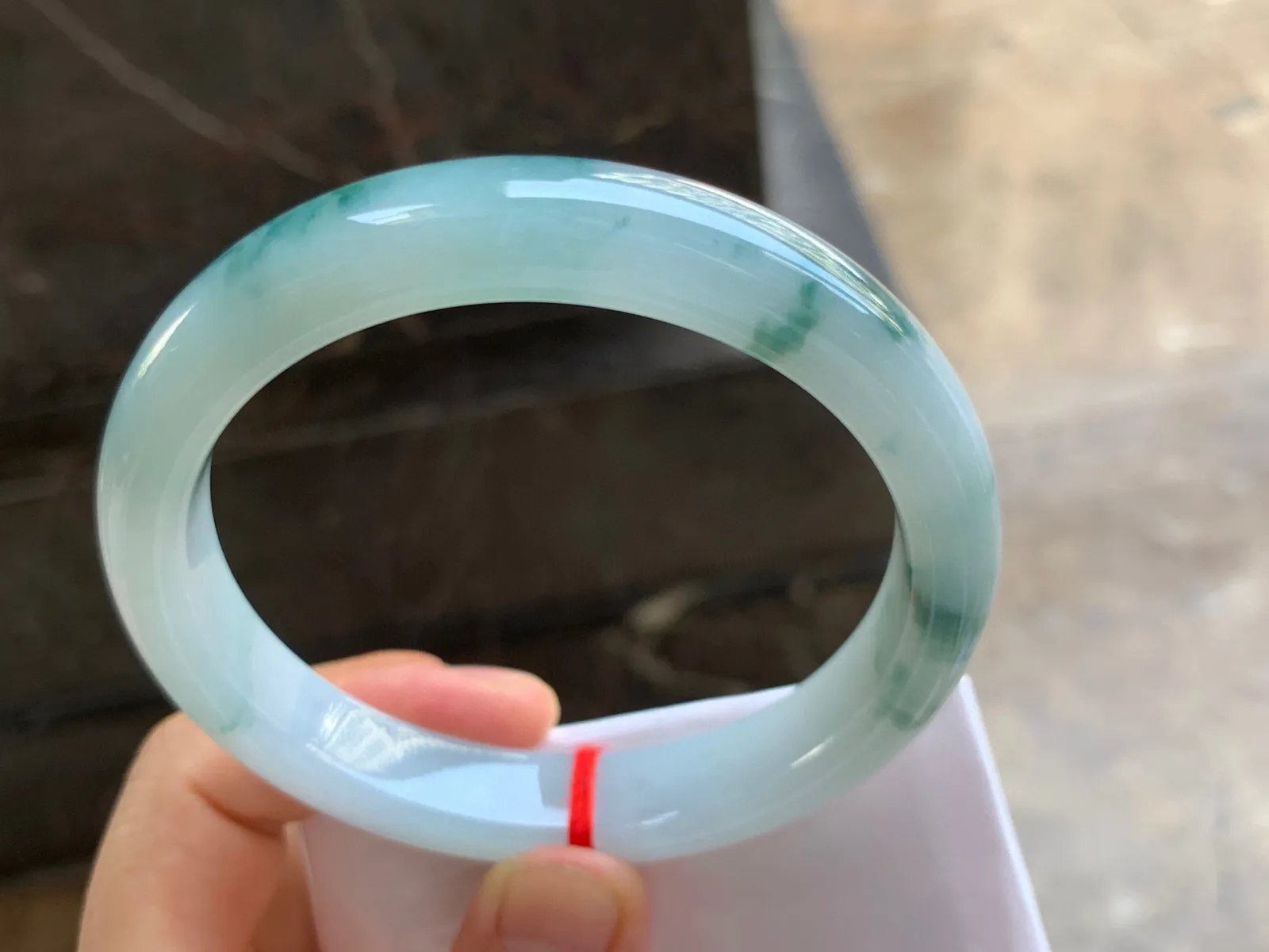 63.5-12.5-8.5mm
飘花大圈口手镯 底子细腻 花色漂亮 半山半水 超大大圈口