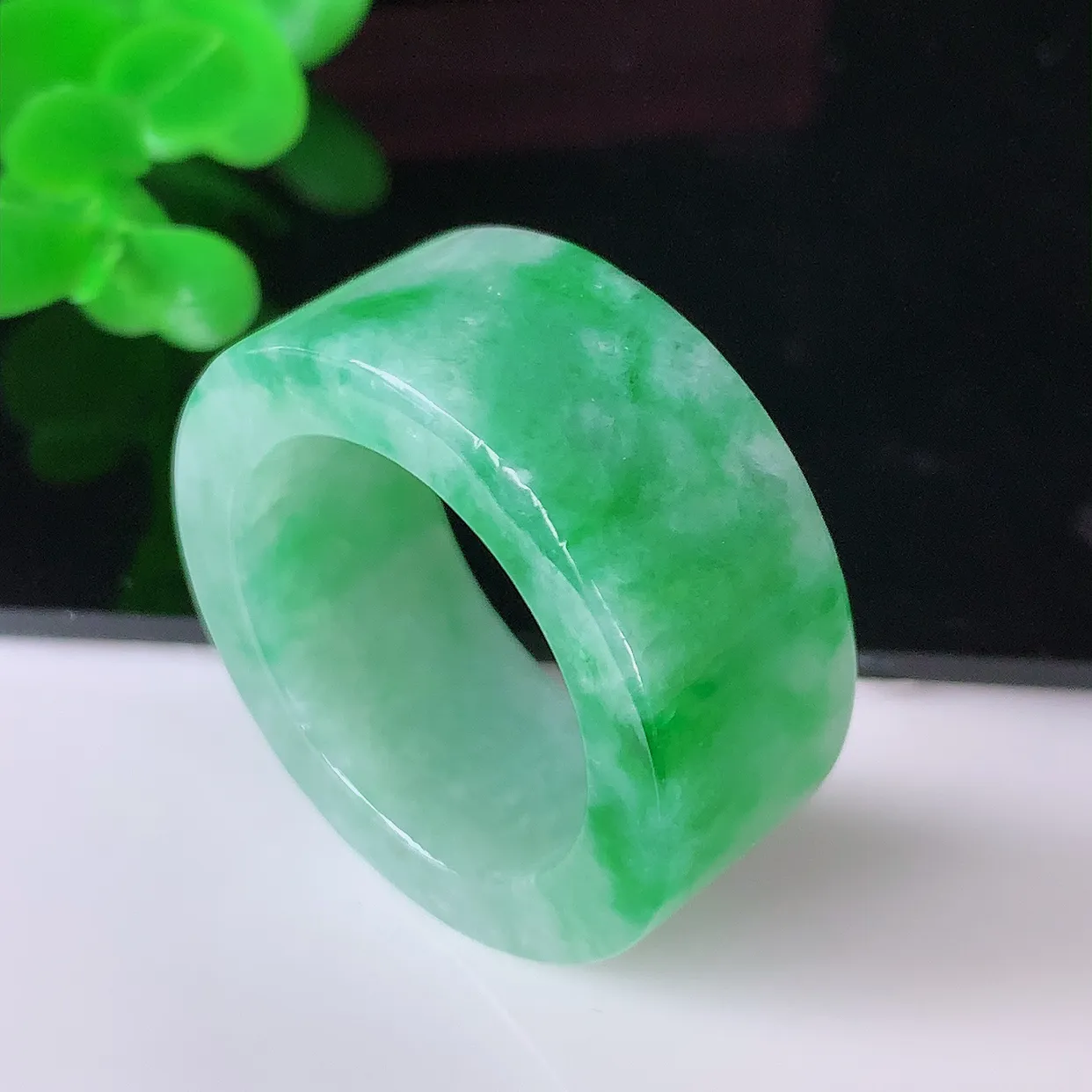 自然光实拍，20.8mm内径飘绿翡翠扳指，冰润指环，玉扳指，财源滚滚，玉质细腻起胶，25圈口，种水好！#05.14尺寸20.8-11.5-4.6