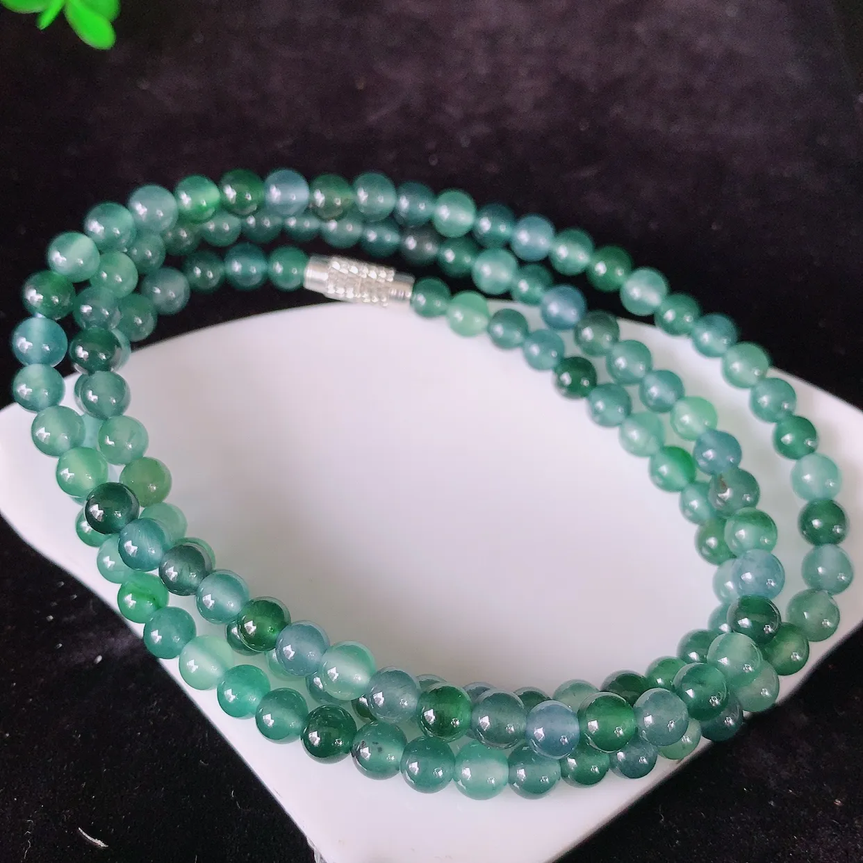 自然光实拍，冰种多宝翡翠圆珠项链，天然翡翠A货，玉质细腻  冰清玉润  颜色漂亮  #001.1取一尺寸4.8mm