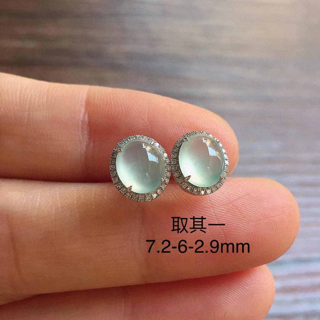 冰种蛋面耳钉，18k金镶嵌，简约时尚，冰润细腻，种水足 尺寸7.2*6*2.9