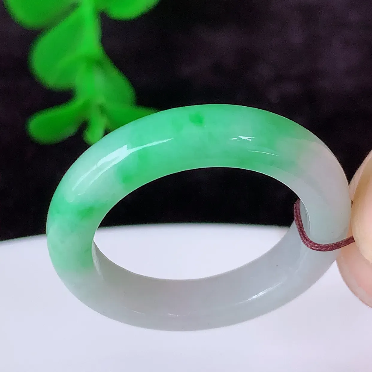 自然光实拍，18mm内径飘绿翡翠指环，玉戒指，玉质莹润，好精美好冰润的指环，17圈口，上手纤巧！#1.14尺寸18*4.8*3.8
