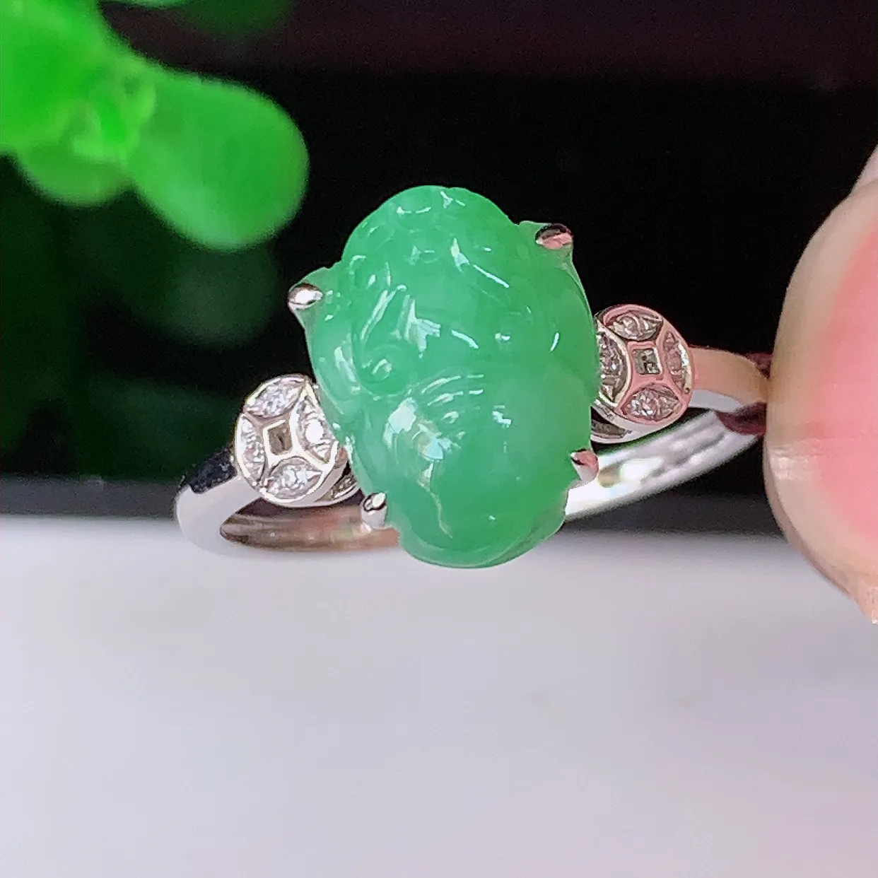 自然光实拍 18K金精工镶嵌翡翠满绿金蟾戒指，玉质细腻，翡翠色泽均匀，艳丽饱满，款式高贵大气，上手亮眼，#83.12戒指整体24.2-17-6.8裸石10.5-7.8