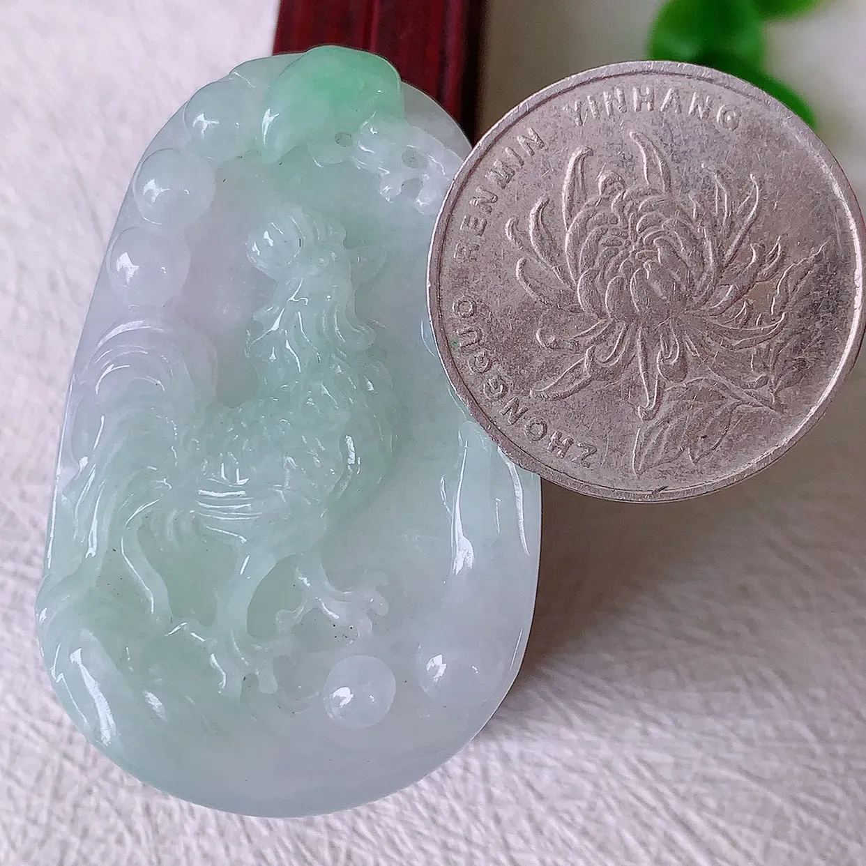 自然光实拍，冰润飘绿翡翠生肖鸡吊坠，种老水足，雕工精湛 ，寓意美好，佩戴时尚出众！#57.14