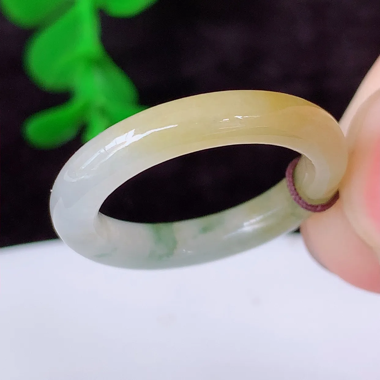 自然光实拍，16mm内径冰种黄加绿翡翠指环，玉戒指，玉质莹润，好精美好冰润的指环，11圈口，上手纤巧！#1.14尺寸16-3.3-3.6