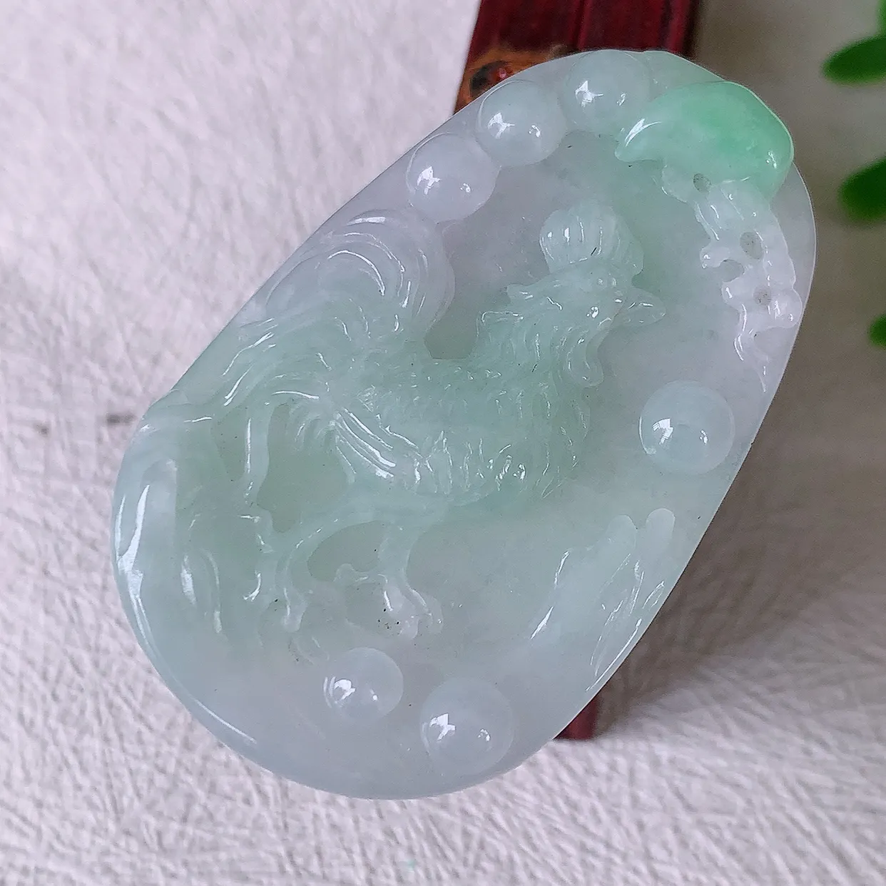 自然光实拍，冰润飘绿翡翠生肖鸡吊坠，种老水足，雕工精湛 ，寓意美好，佩戴时尚出众！#57.14