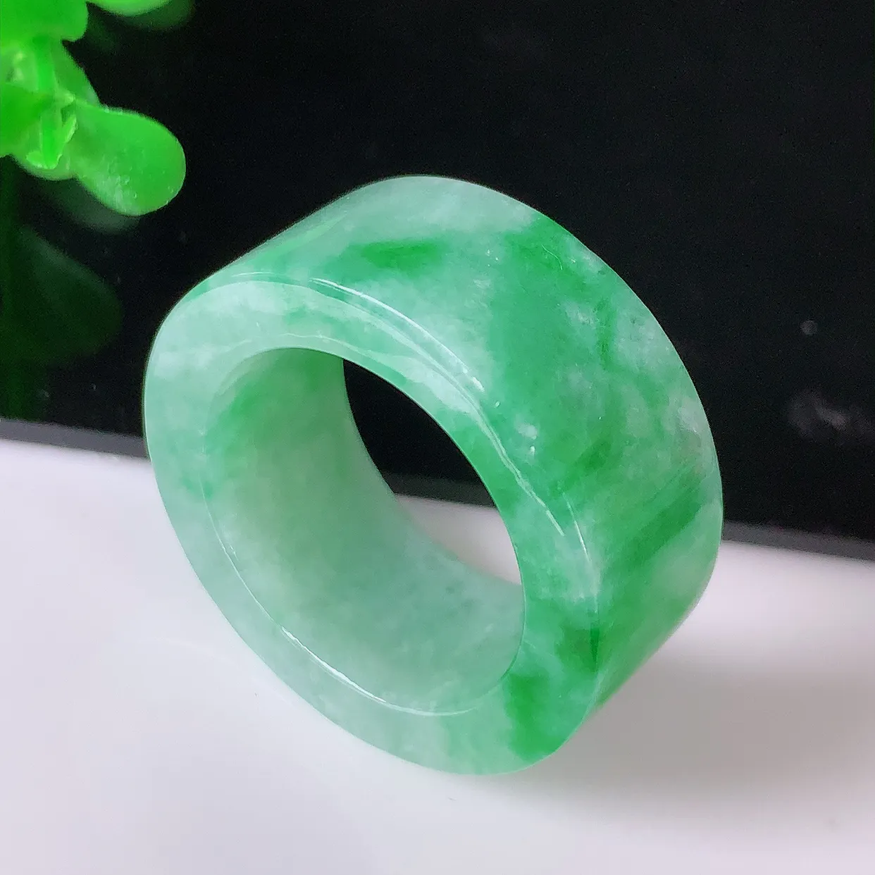 自然光实拍，20.8mm内径飘绿翡翠扳指，冰润指环，玉扳指，财源滚滚，玉质细腻起胶，25圈口，种水好！#05.14尺寸20.8-11.5-4.6