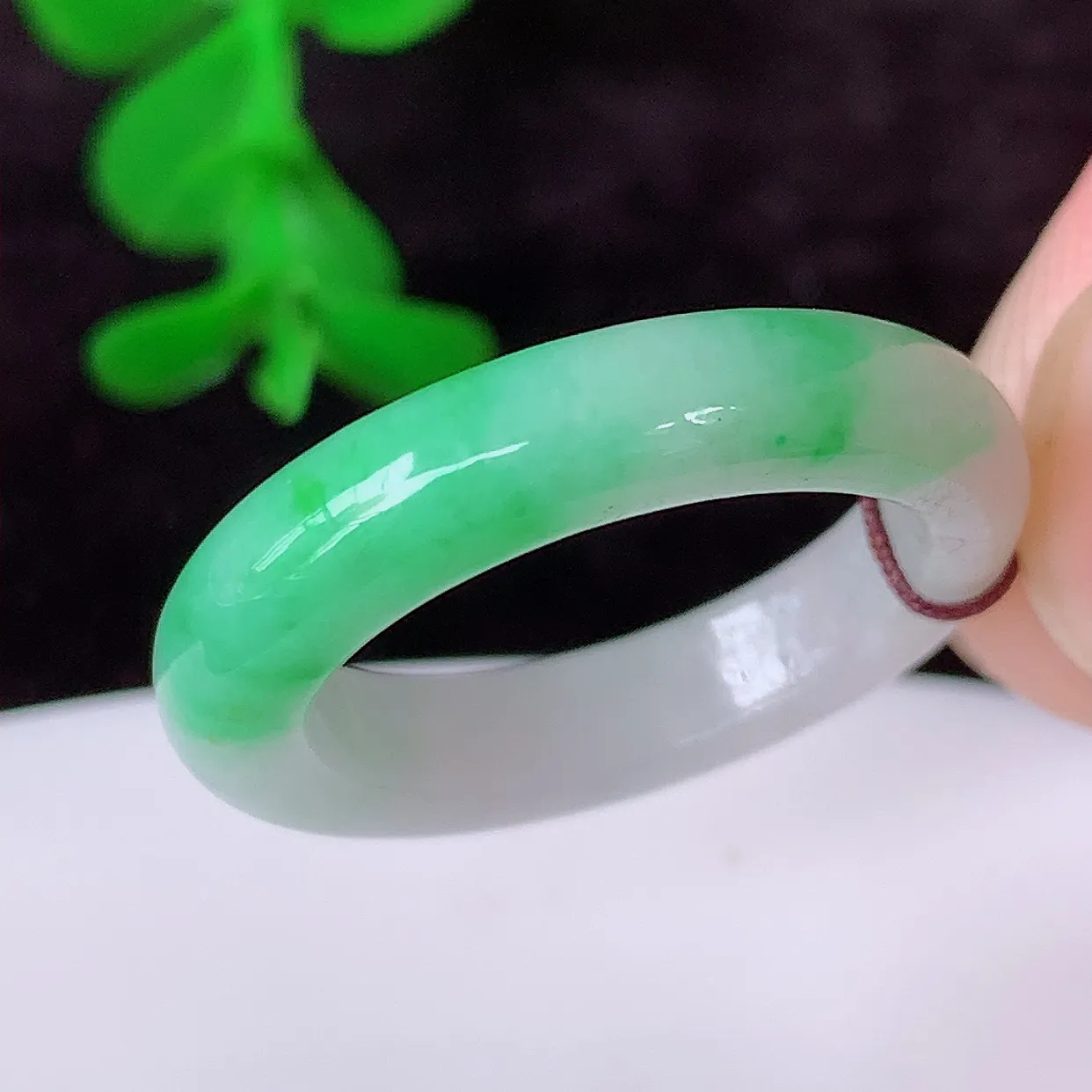自然光实拍，18mm内径飘绿翡翠指环，玉戒指，玉质莹润，好精美好冰润的指环，17圈口，上手纤巧！#1
