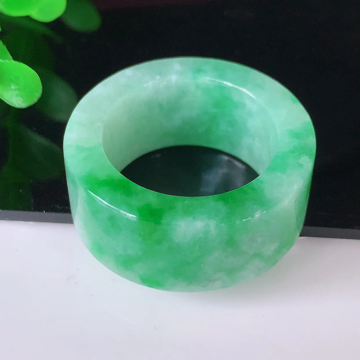 自然光实拍，20.8mm内径飘绿翡翠扳指，冰润指环，玉扳指，财源滚滚，玉质细腻起胶，25圈口，种水好