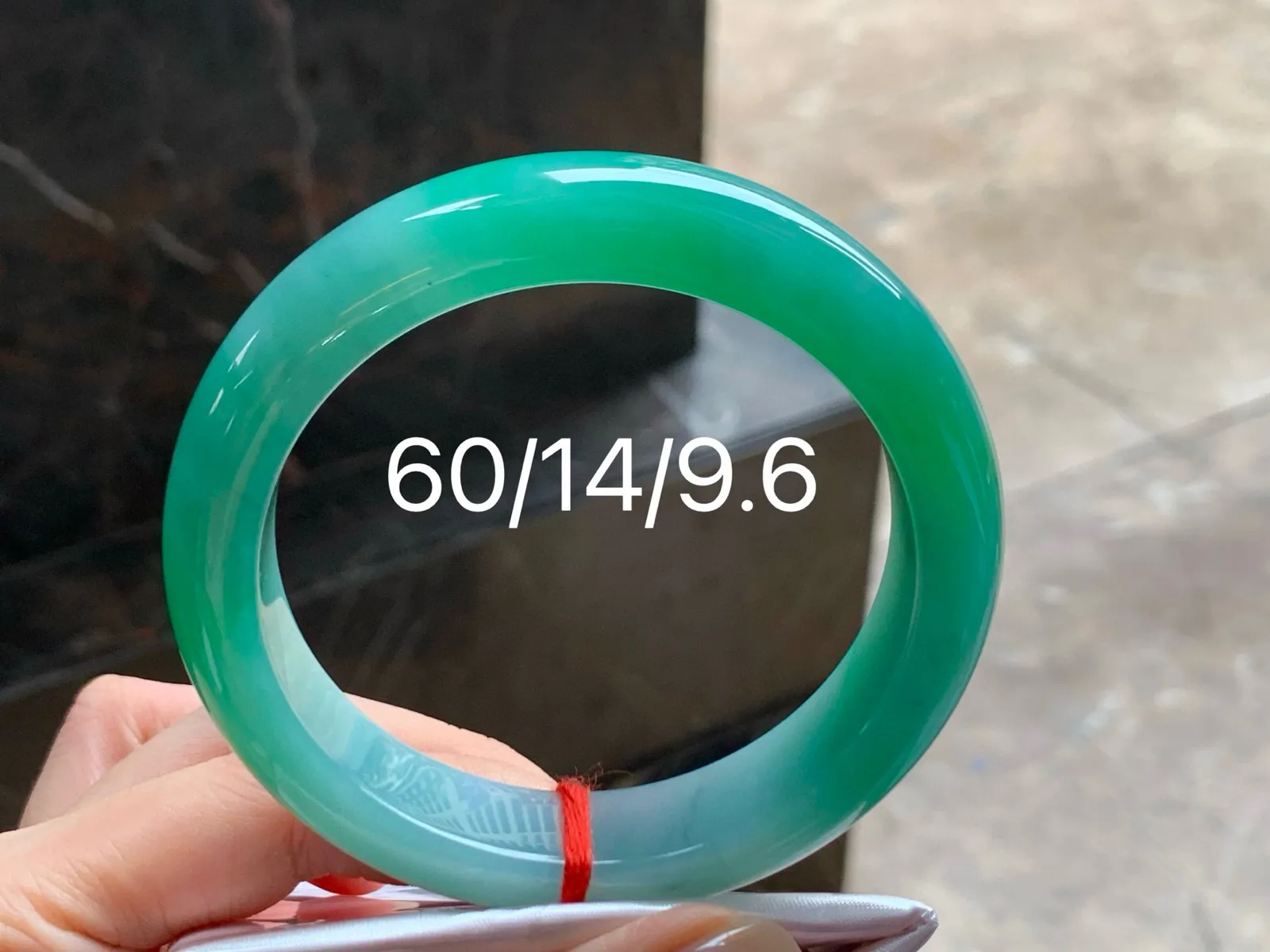 带色大圈手镯
细腻清爽 60/14/9.6mm