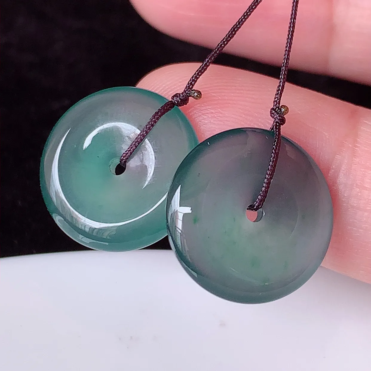 自然光实拍，冰种翡翠一对平安扣，翠色灵动，玉质细腻，颜色漂亮，品相佳，佩戴佳品！配银线 #49.14