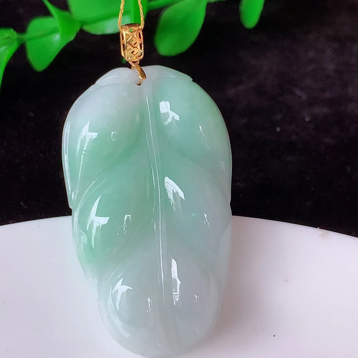 18K金镶嵌冰胶飘绿翡翠叶子吊坠 ，种水足，色泽清新，工艺精湛，叶子寓意美好；金枝玉叶，事业有成。#