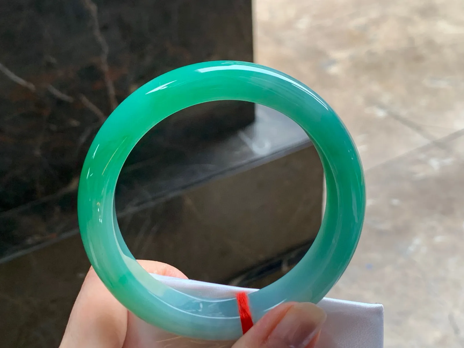 带色大圈手镯
细腻清爽 60/14/9.6mm