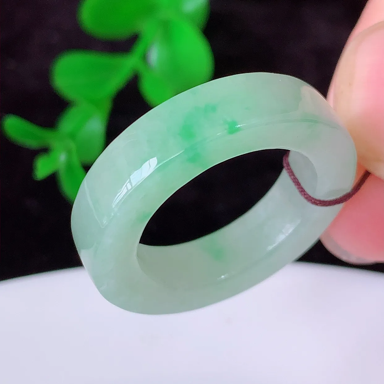 自然光实拍，17.6mm内径冰飘绿翡翠指环，玉戒指，玉质莹润，好精美好冰润的指环，16圈口，上手纤巧！#57.14尺寸17.6-5.5-4.2
