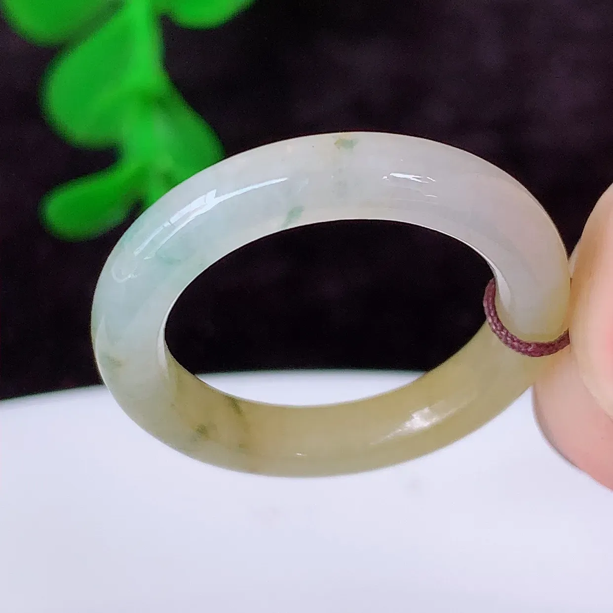 自然光实拍，16mm内径冰种黄加绿翡翠指环，玉戒指，玉质莹润，好精美好冰润的指环，11圈口，上手纤巧！#1.14尺寸16-3.3-3.6