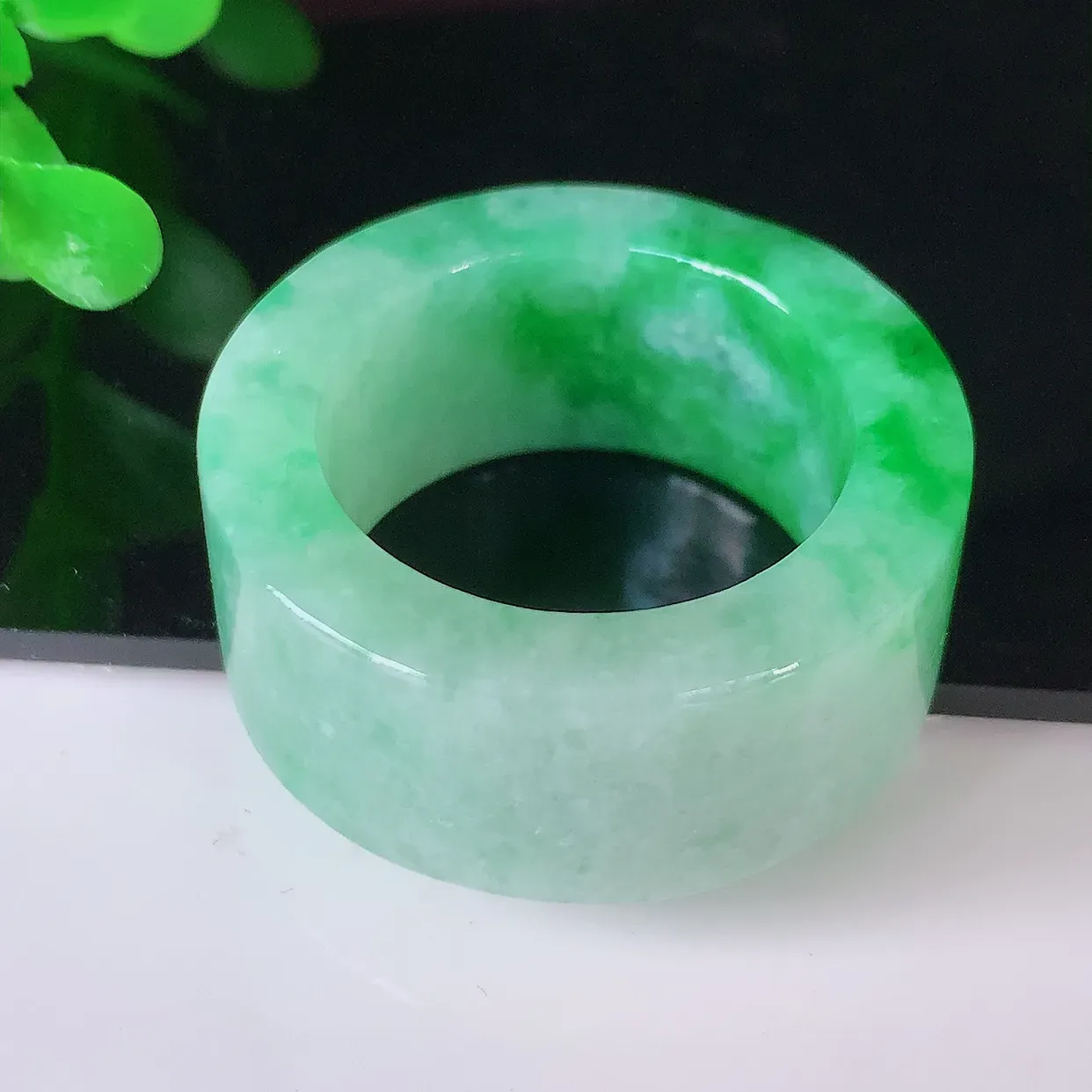自然光实拍，20.8mm内径飘绿翡翠扳指，冰润指环，玉扳指，财源滚滚，玉质细腻起胶，25圈口，种水好！#05.14尺寸20.8-11.5-4.6
