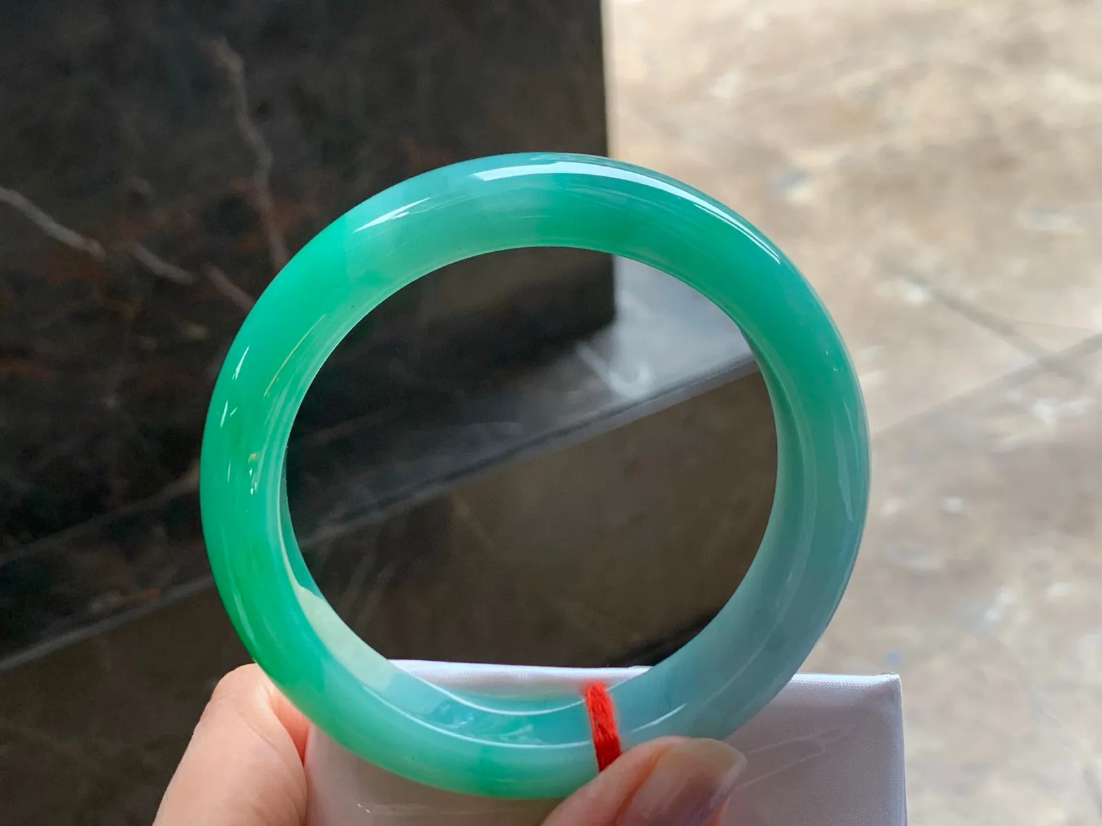 带色大圈手镯
细腻清爽 60/14/9.6mm