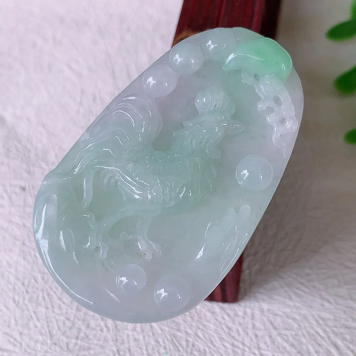 自然光实拍，冰润飘绿翡翠生肖鸡吊坠，种老水足，雕工精湛 ，寓意美好，佩戴时尚出众！#57.14