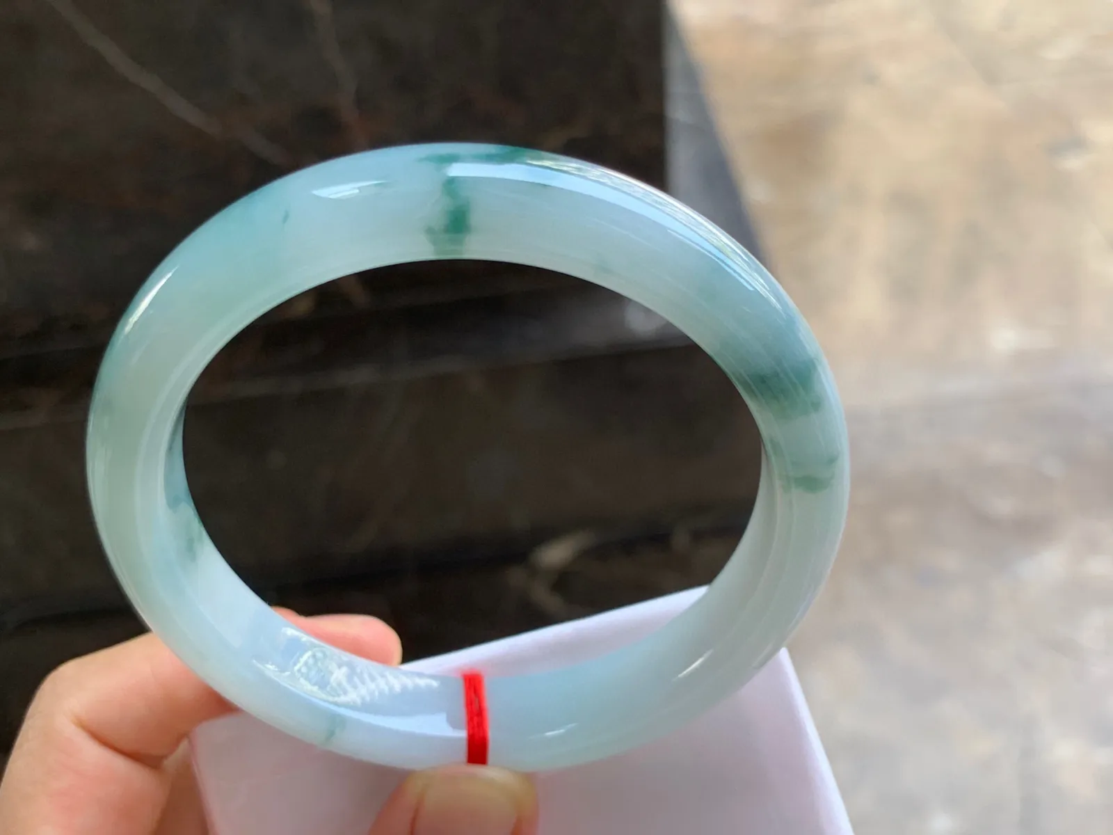 63.5-12.5-8.5mm
飘花大圈口手镯 底子细腻 花色漂亮 半山半水 超大大圈口