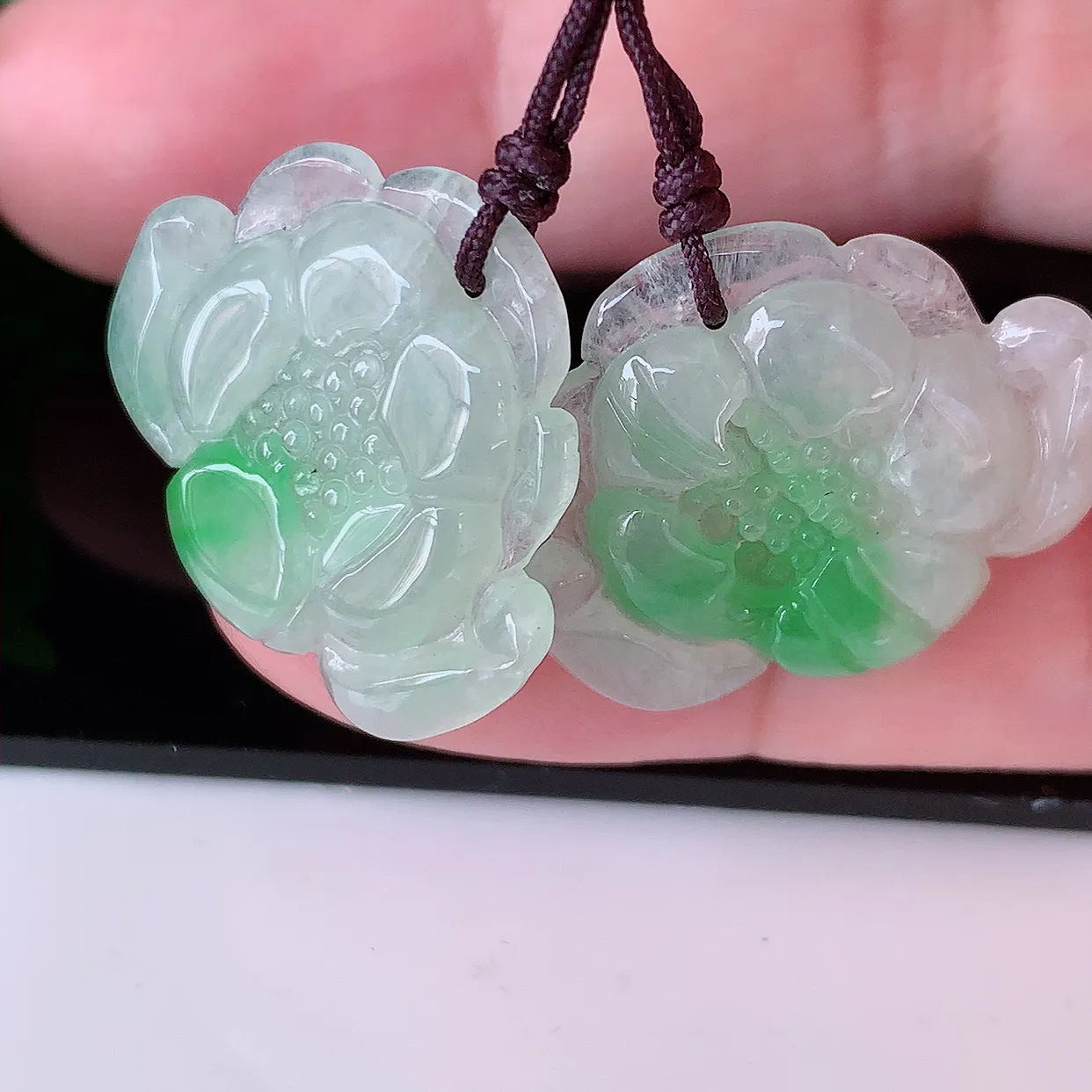 自然光实拍，冰飘绿一对荷花翡翠，翠色灵动，玉质细腻，颜色漂亮，品相佳，佩戴佳品！配银线 #41.14
