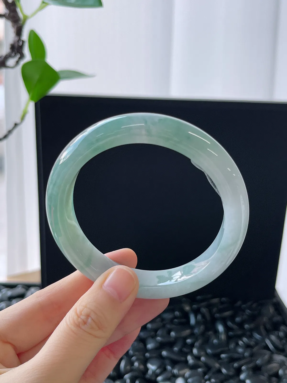 正圈58圈口，翡翠糯化种淡绿色手镯