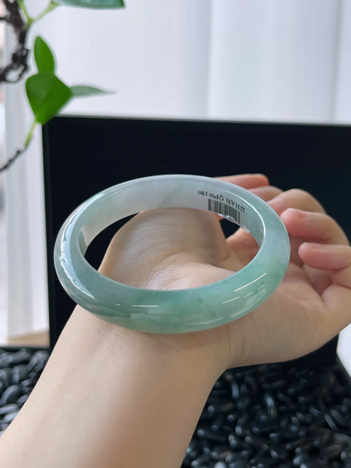 正圈58圈口，翡翠糯化种淡绿色手镯