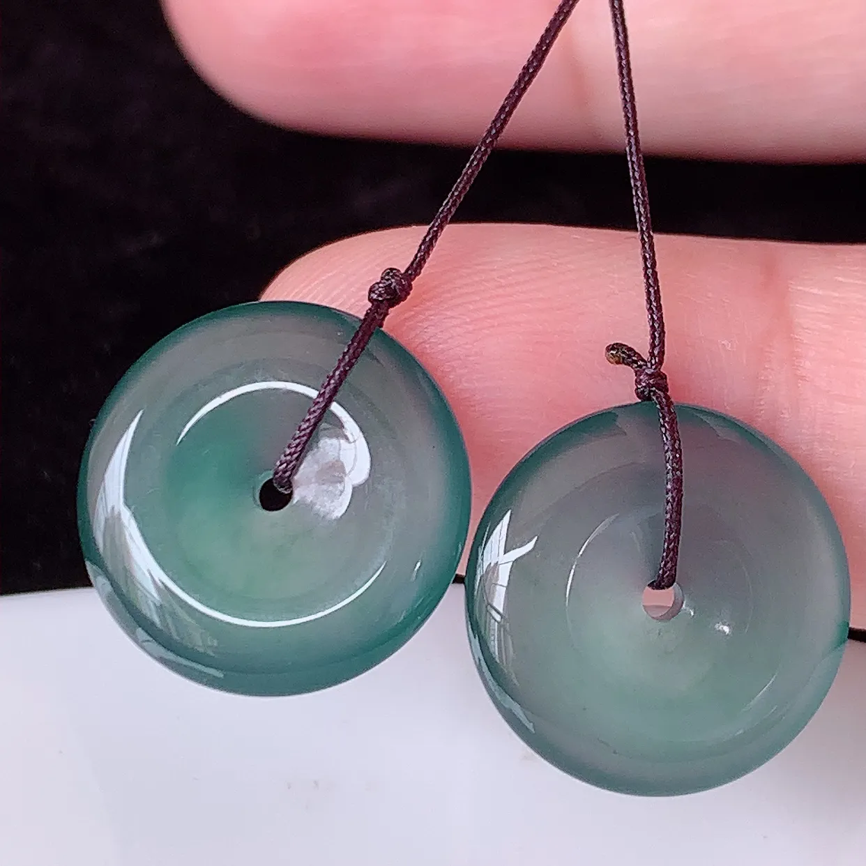 自然光实拍，冰种翡翠一对平安扣，翠色灵动，玉质细腻，颜色漂亮，品相佳，佩戴佳品！配银线 #49.14