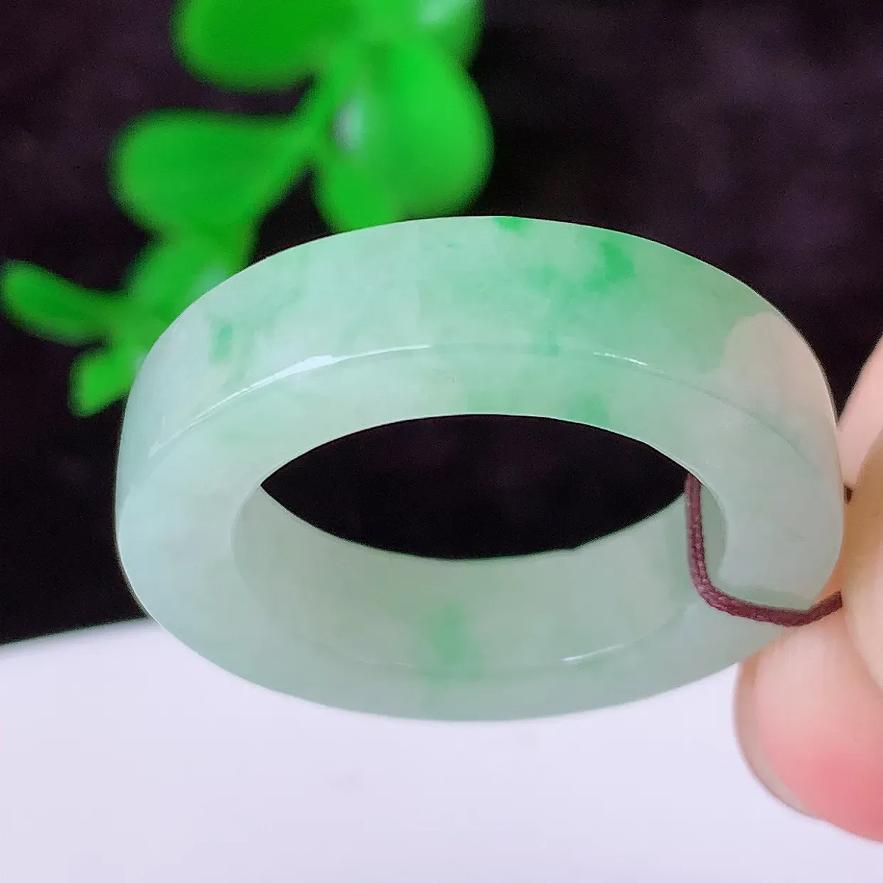 自然光实拍，17.6mm内径冰飘绿翡翠指环，玉戒指，玉质莹润，好精美好冰润的指环，16圈口，上手纤巧！#57.14尺寸17.6-5.5-4.2