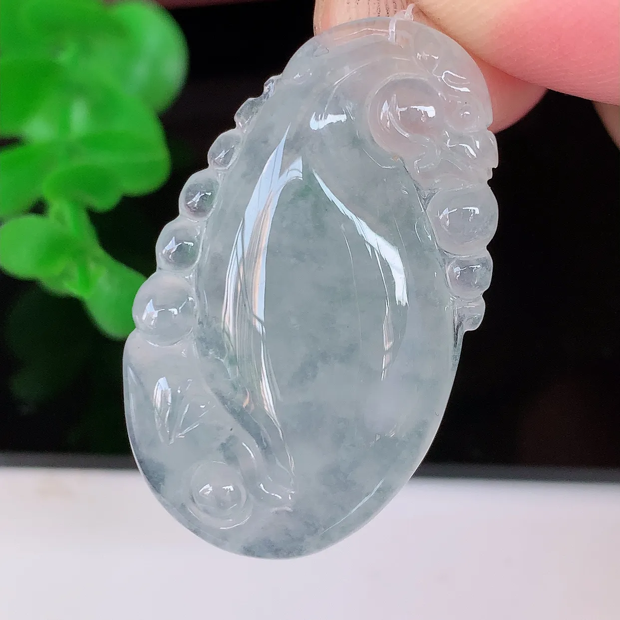 自然光实拍，冰种翡翠龙鱼、自由自在玉吊坠，寓意财源广进，雕工婉约，栩栩如生，佩戴优雅迷人！#49.16