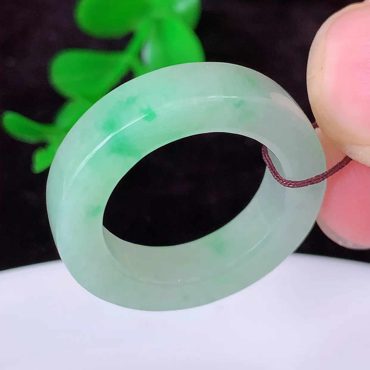 自然光实拍，17.6mm内径冰飘绿翡翠指环，玉戒指，玉质莹润，好精美好冰润的指环，16圈口，上手纤巧