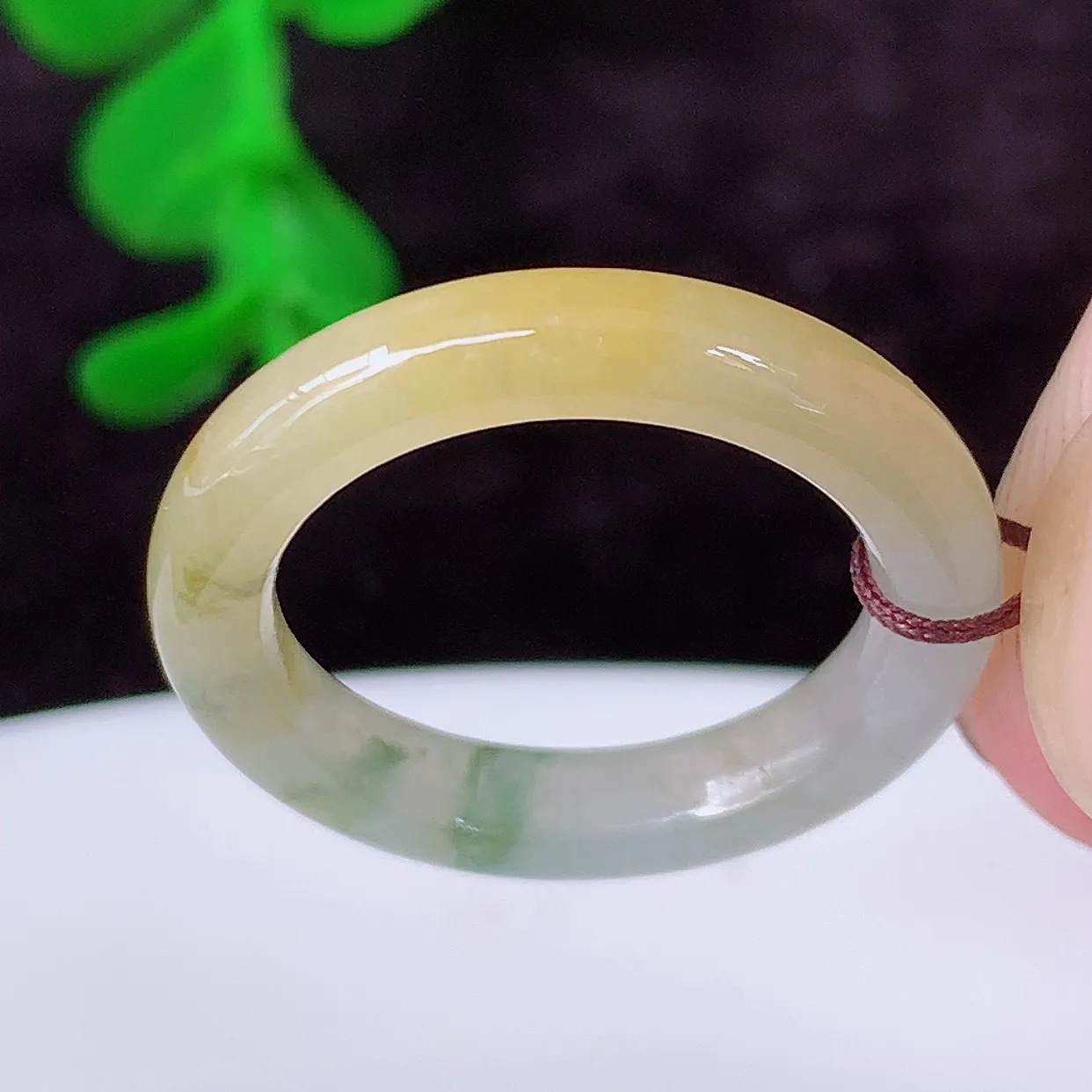 自然光实拍，16mm内径冰种黄加绿翡翠指环，玉戒指，玉质莹润，好精美好冰润的指环，11圈口，上手纤巧！#1.14尺寸16-3.3-3.6
