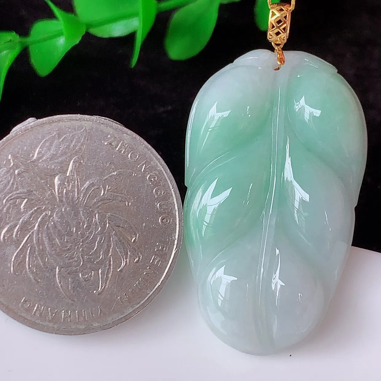 18K金镶嵌冰胶飘绿翡翠叶子吊坠 ，种水足，色泽清新，工艺精湛，叶子寓意美好；金枝玉叶，事业有成。#00.14