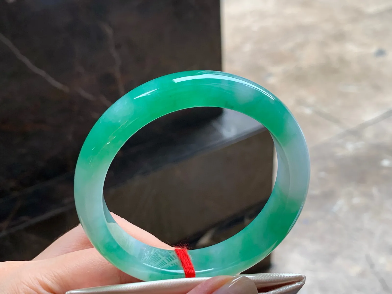冰带色手镯
种好水润 58.2/13.9/8.8mm