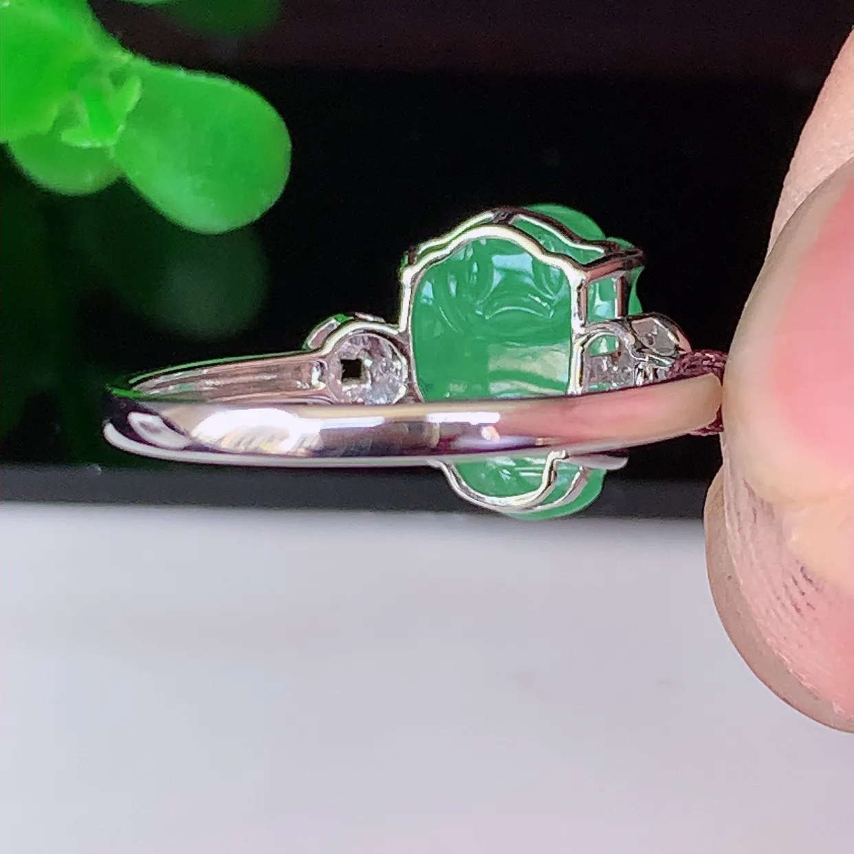 自然光实拍 18K金精工镶嵌翡翠满绿金蟾戒指，玉质细腻，翡翠色泽均匀，艳丽饱满，款式高贵大气，上手亮眼，#83.12戒指整体24.2-17-6.8裸石10.5-7.8