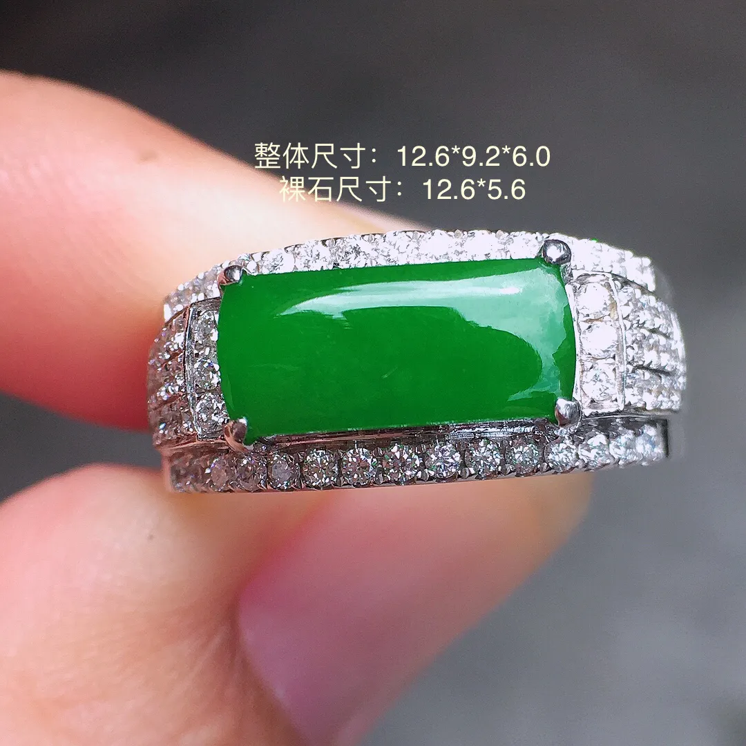 阳绿马鞍戒指，色泽均匀艳丽，玉质细腻，荧光感超
强，饱满圆润，气质满满。18k
金豪华镶嵌
