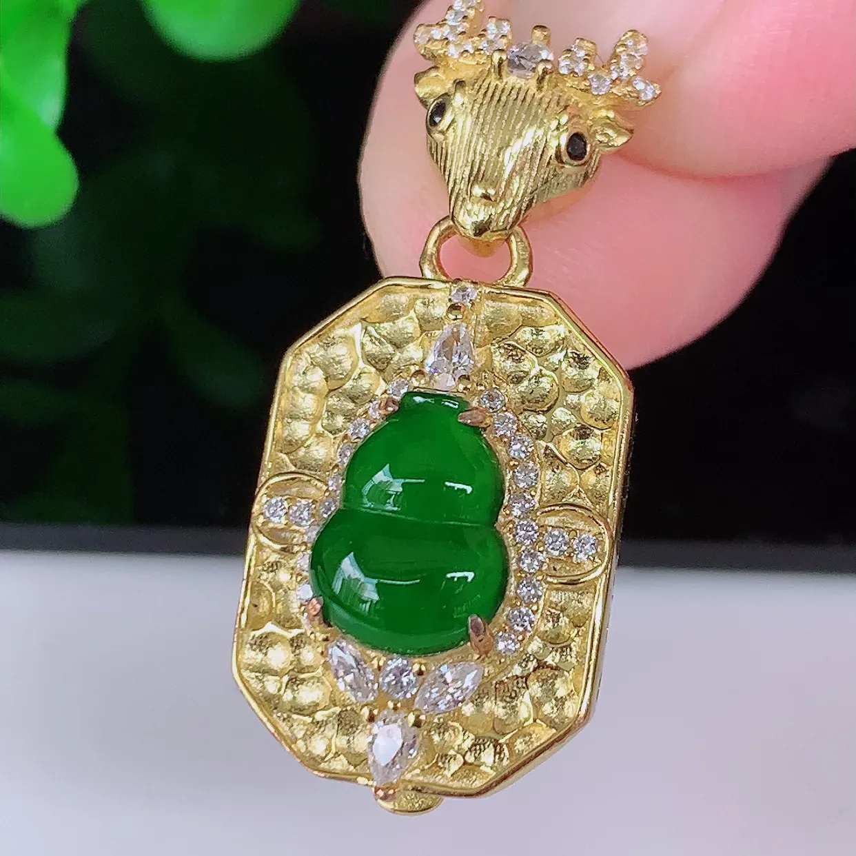 冰透满绿葫芦翡翠925银镶嵌吊坠，自然光实拍，翠色灵动，颜色漂亮，种老水足，品相佳，佩戴佳品！#97