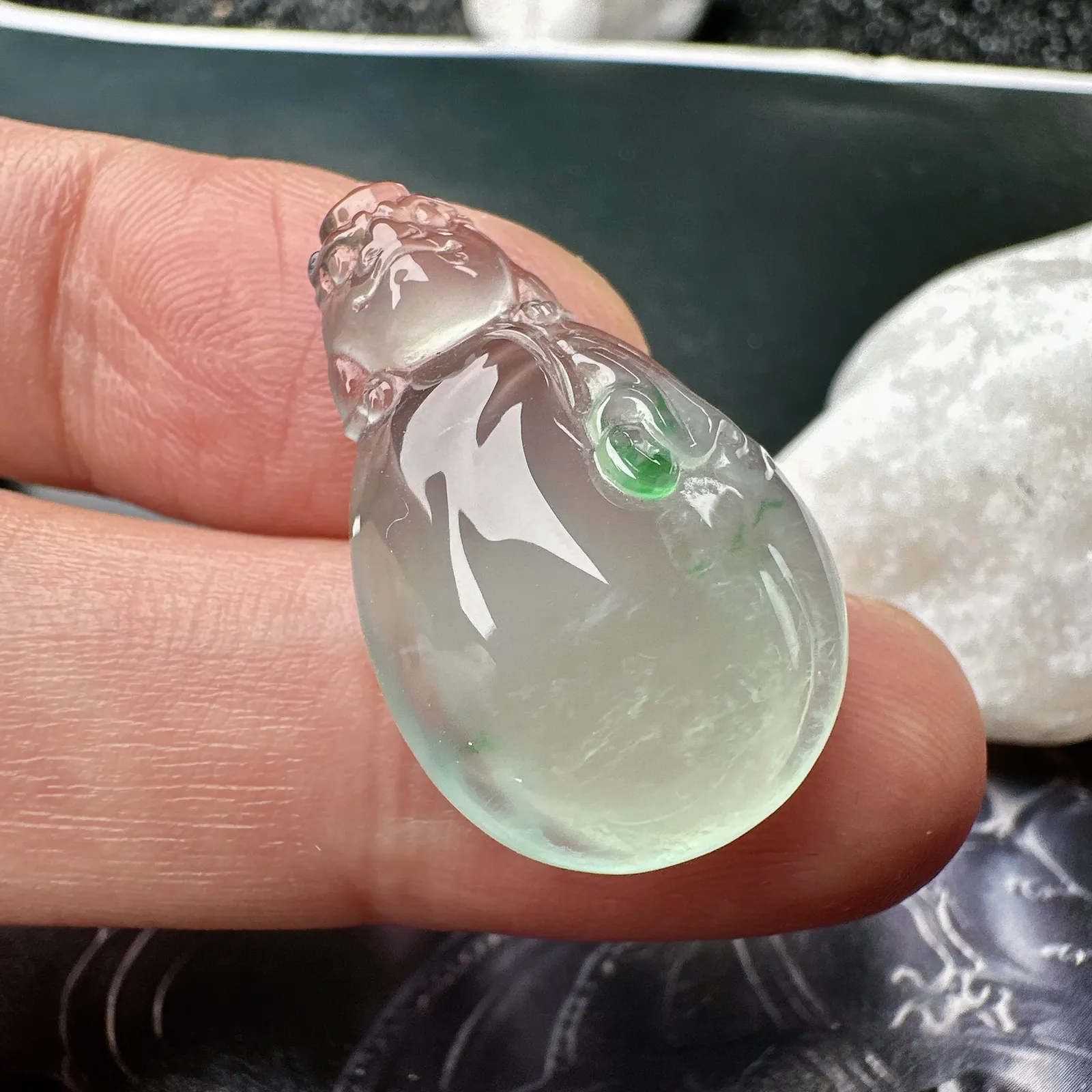 【玻璃种飘绿钱袋子】小精品。饱满度上佳，质地非常细腻，冰润通透