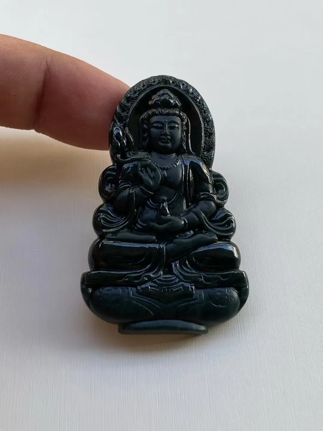 墨翠【大势至菩萨】细腻干净，黑度极黑、性价比高，雕工精湛，打灯透绿.