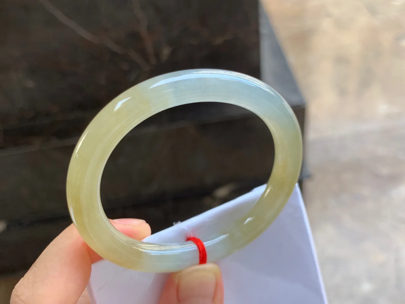 52-8mm
冰种黄翡圆条贵妃手镯  水润光泽 颜色漂亮 正圈50可戴
