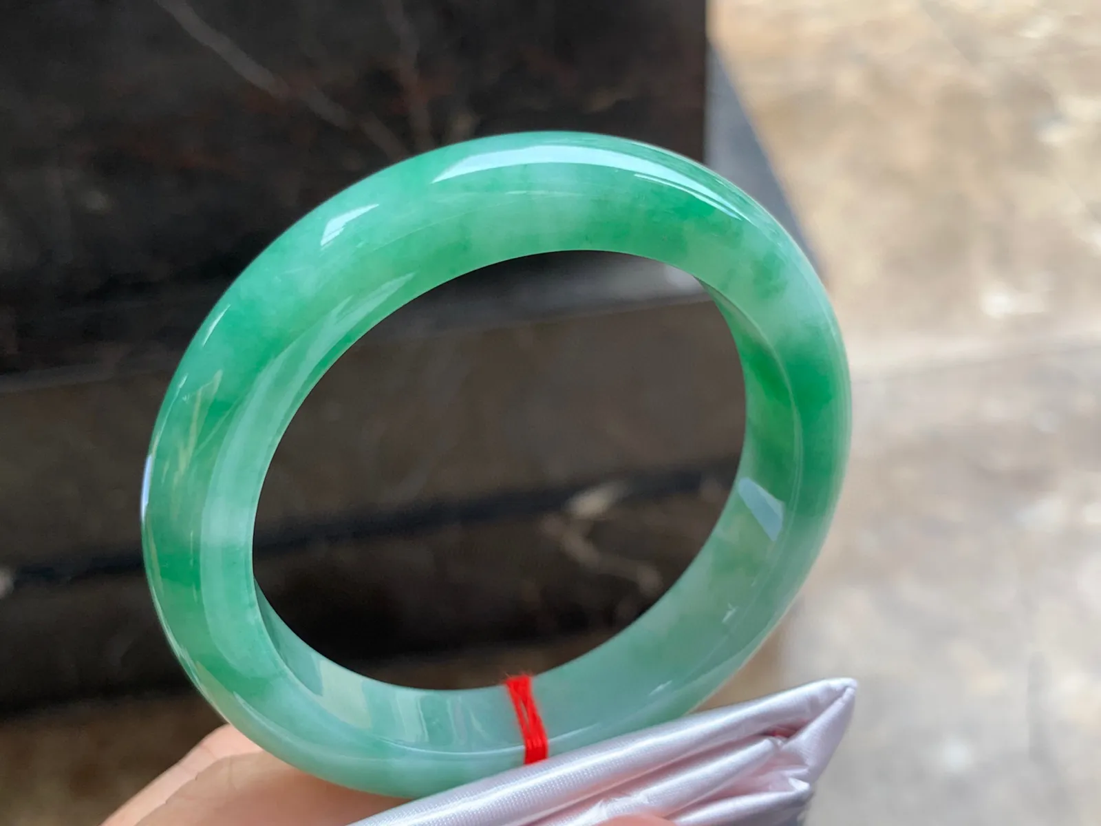 58-12-9mm
豆绿色手镯 底子细腻 颜色漂亮