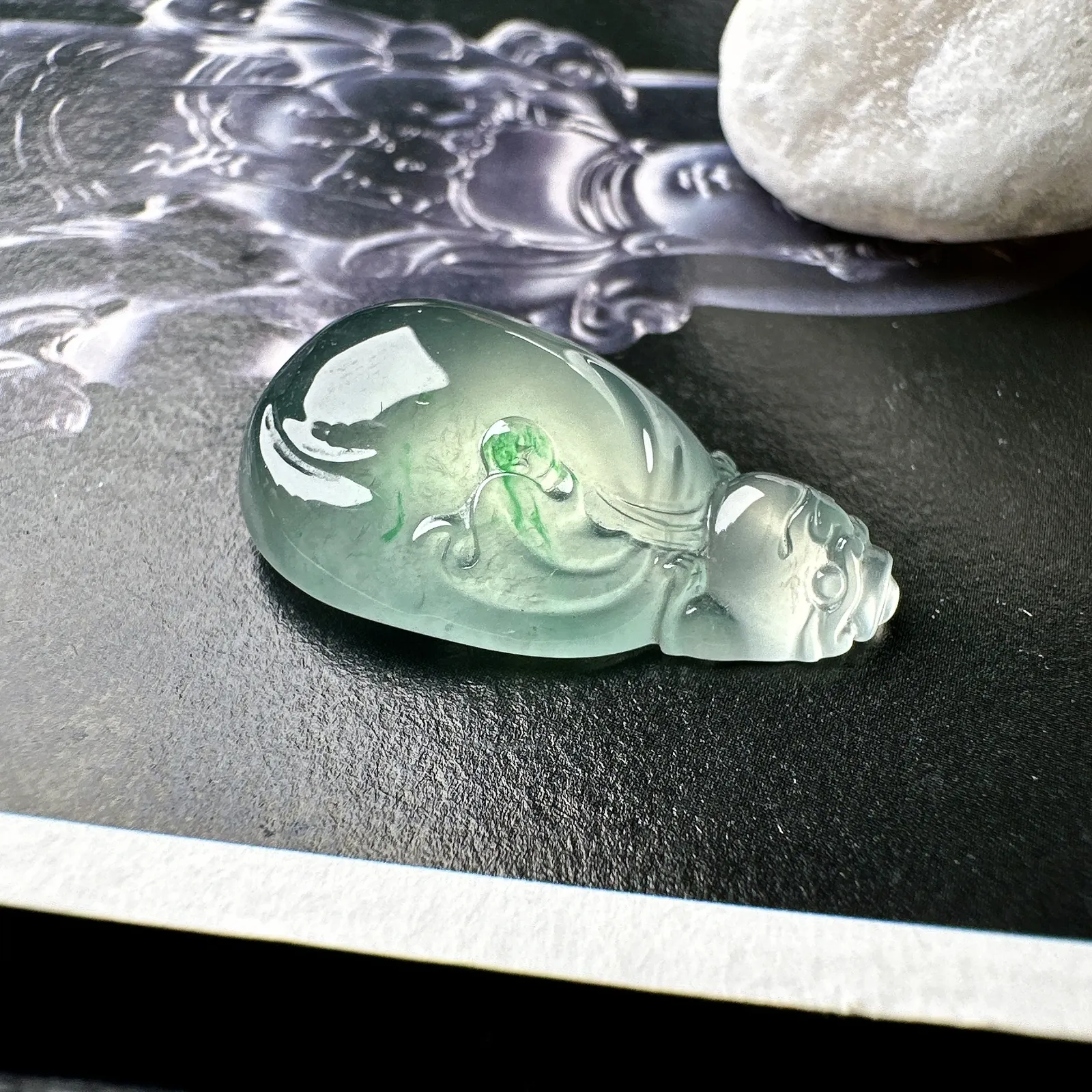 【玻璃种飘绿钱袋子】小精品。饱满度上佳，质地非常细腻，冰润通透