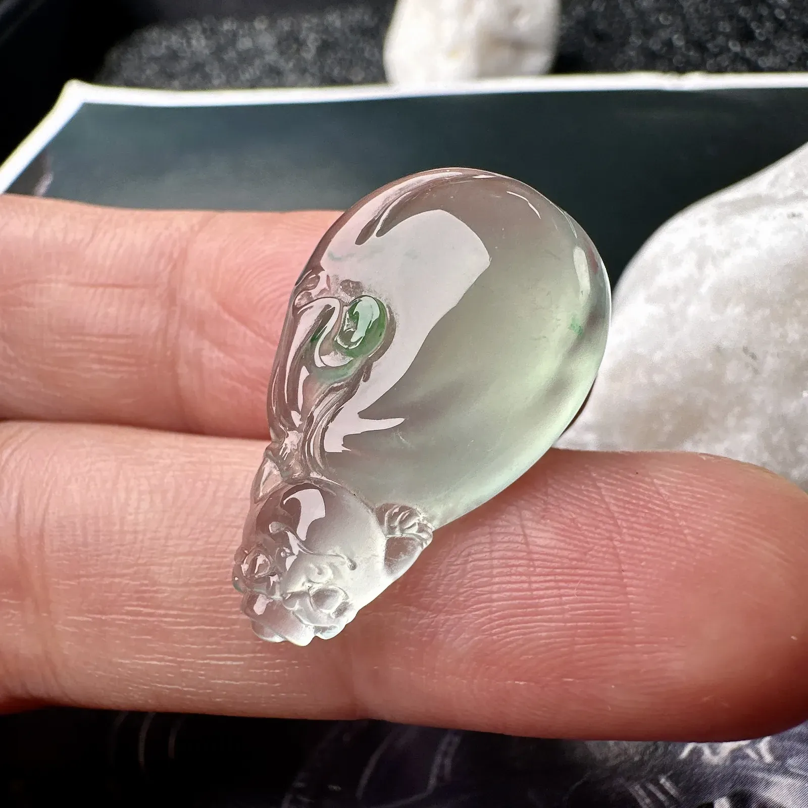 【玻璃种飘绿钱袋子】小精品。饱满度上佳，质地非常细腻，冰润通透