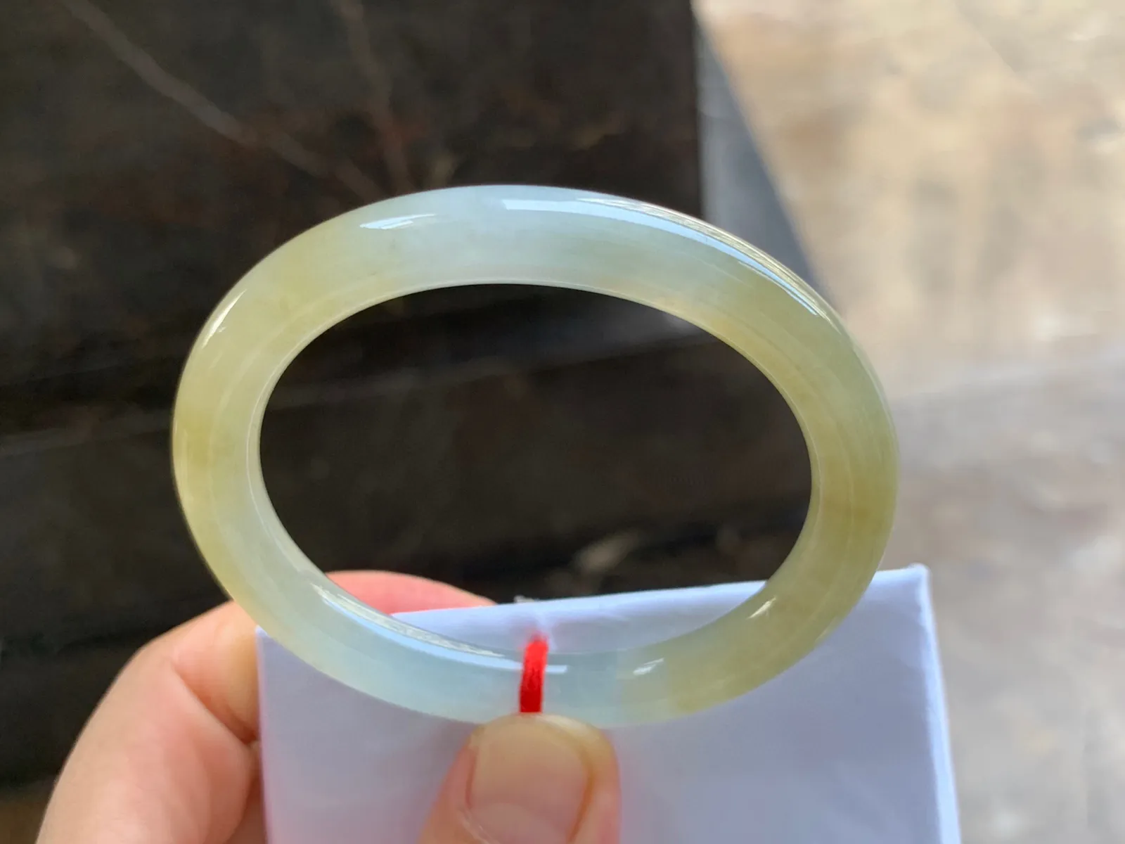 52-8mm
冰种黄翡圆条贵妃手镯  水润光泽 颜色漂亮 正圈50可戴