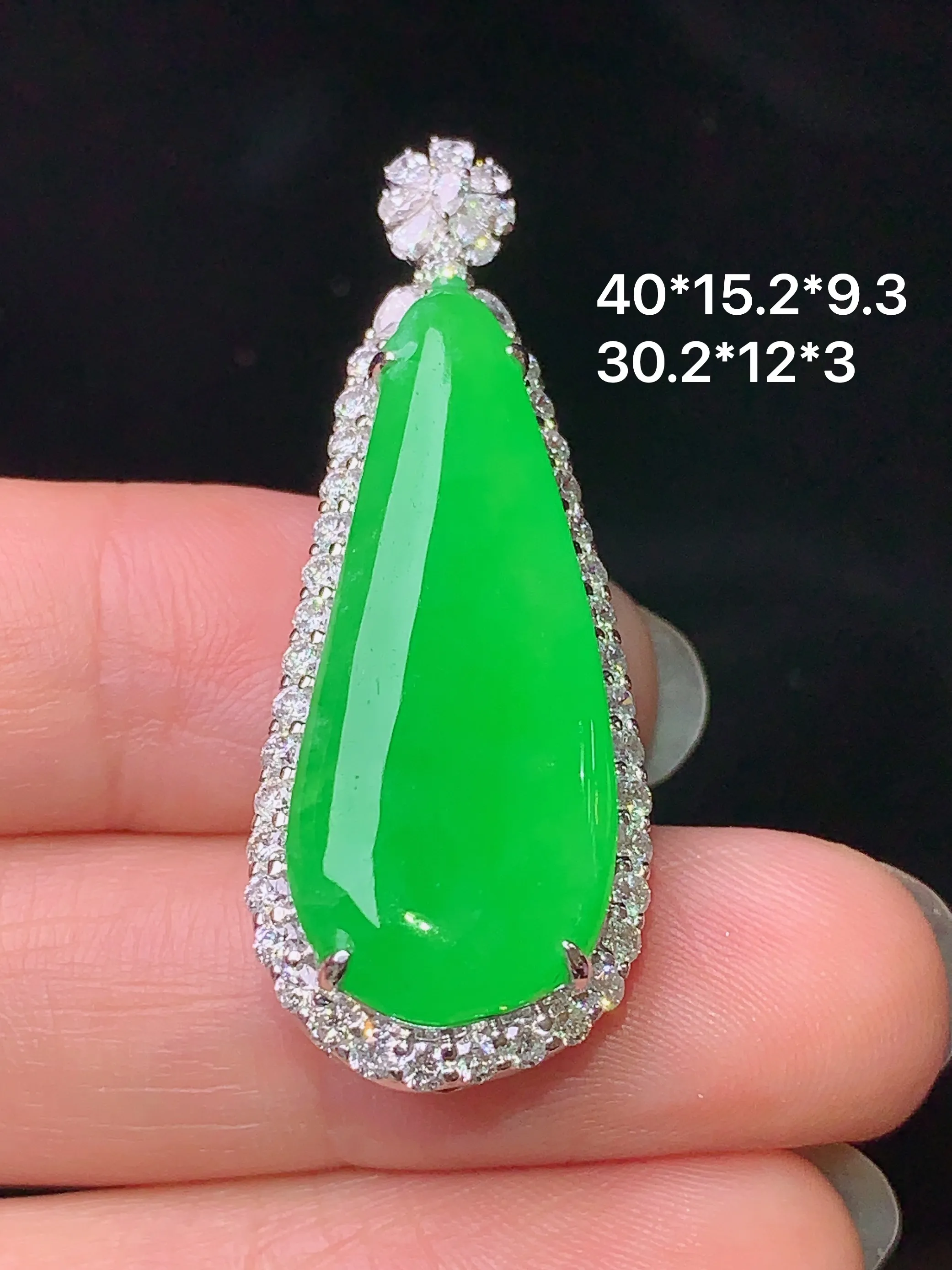18k金钻镶嵌满绿福瓜吊坠 玉质细腻 色泽清新艳丽 整体尺寸40*15.2*9.3