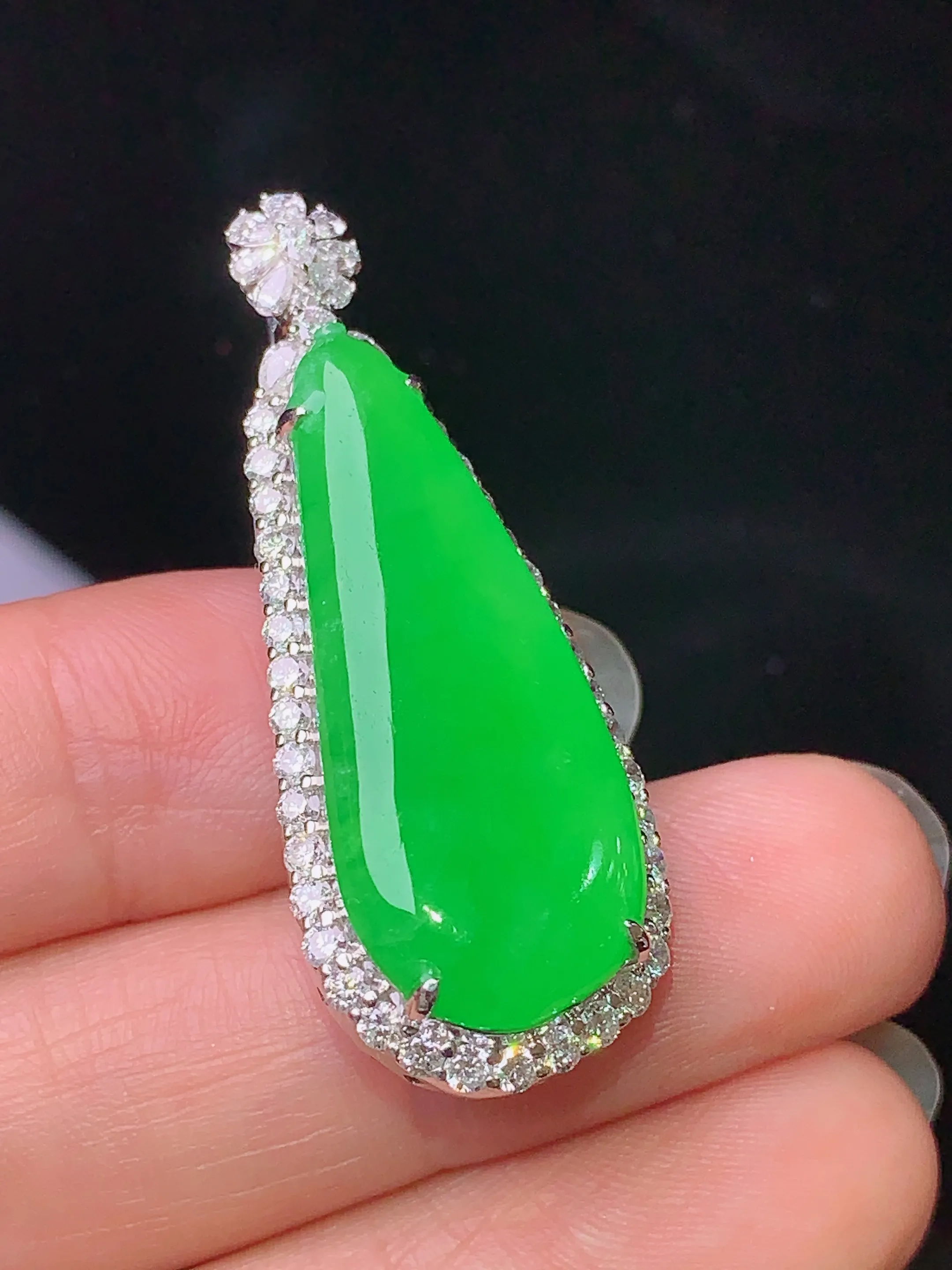 18k金钻镶嵌满绿福瓜吊坠 玉质细腻 色泽清新艳丽 整体尺寸40*15.2*9.3
