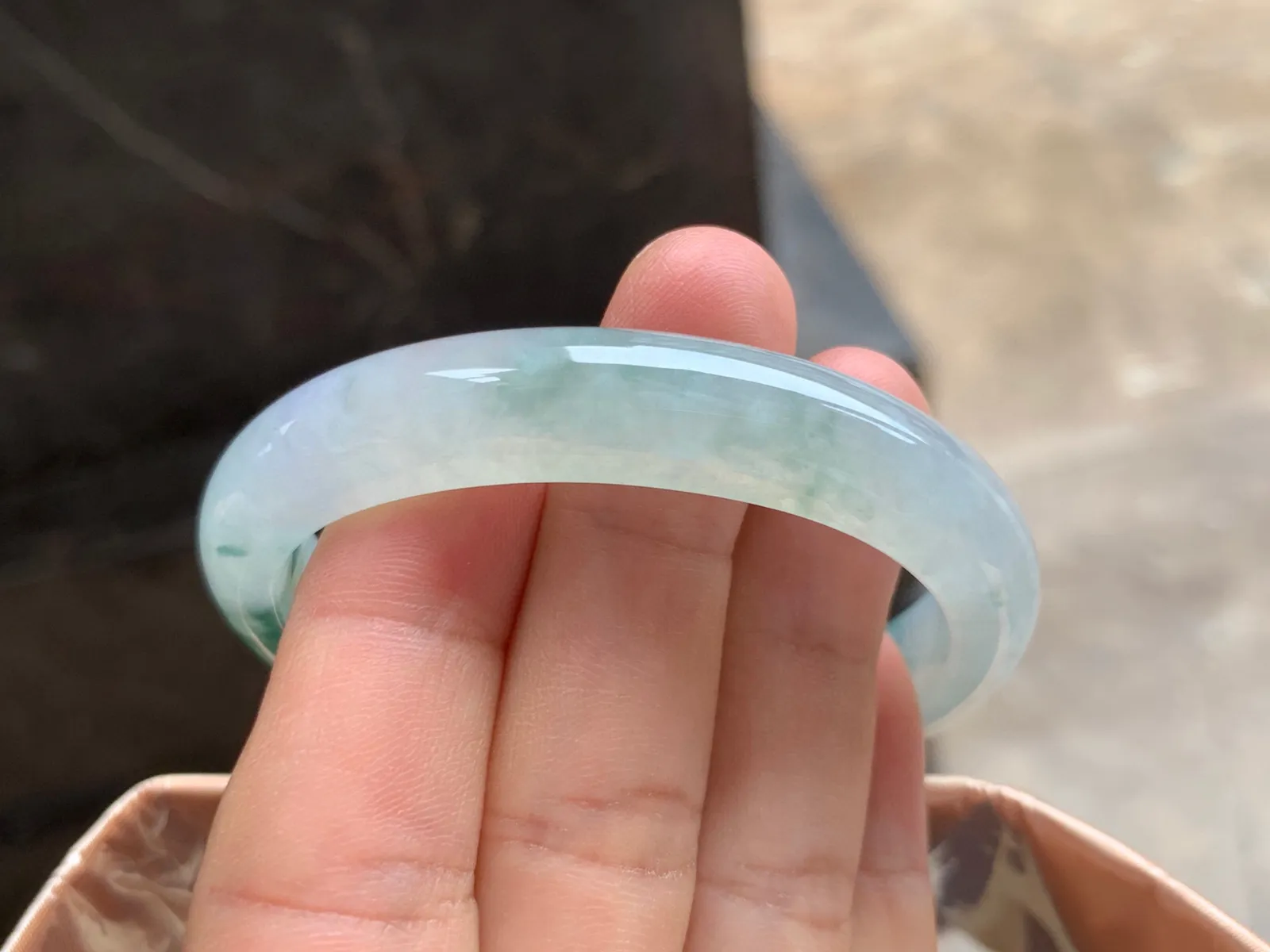 53-11-7mm
冰种飘花贵妃手镯 水润冰透 正圈50/51可戴