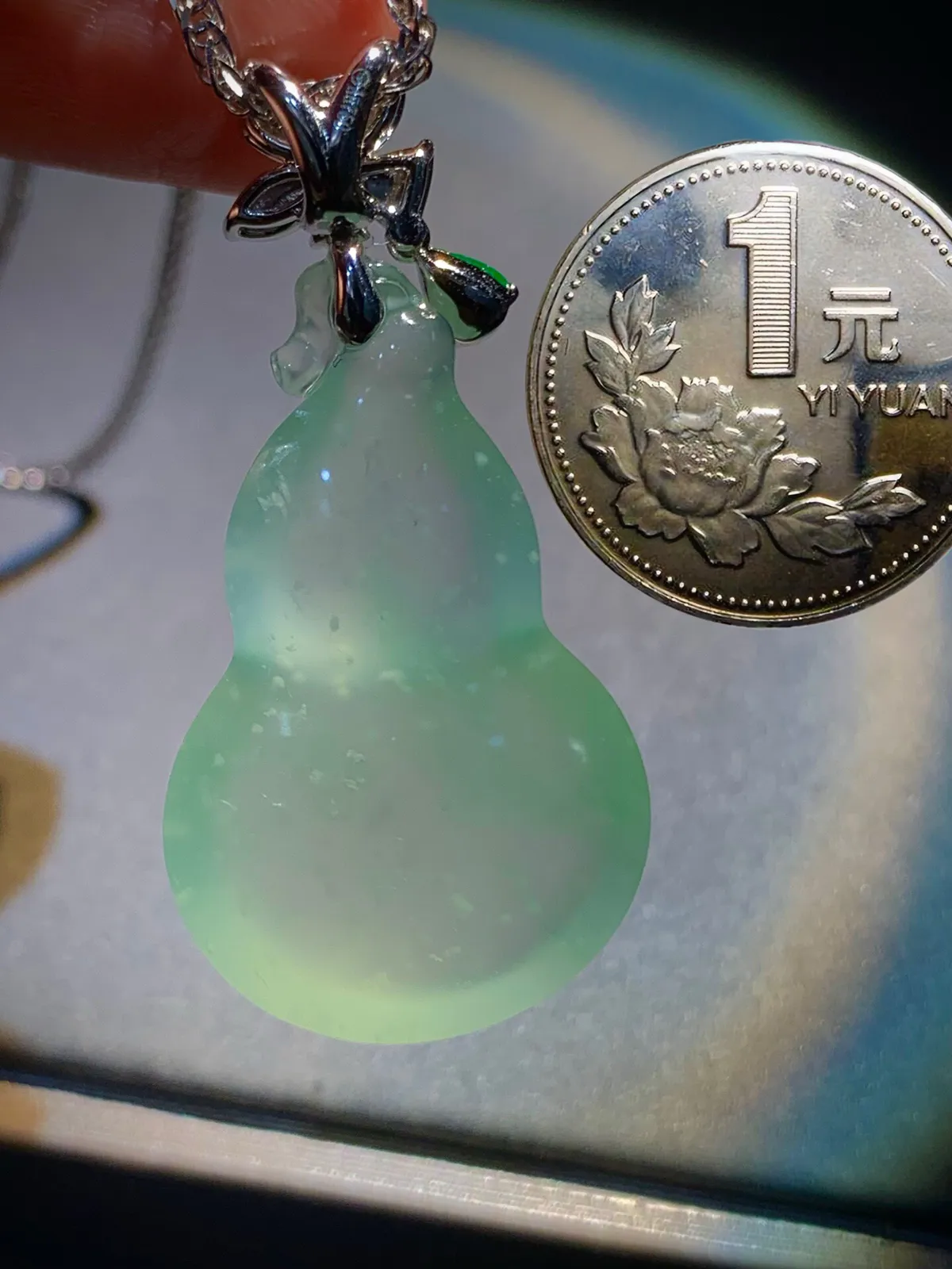 木那雪花料精品葫芦，
裸石34.5-21.2-9.5mm，
18K金，南非钻，翡翠绿水滴，不配链