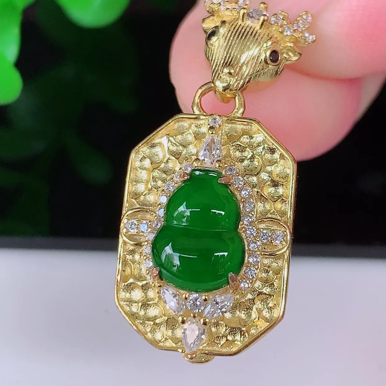冰透满绿葫芦翡翠925银镶嵌吊坠，自然光实拍，翠色灵动，颜色漂亮，种老水足，品相佳，佩戴佳品！#97.12整体32.5*14.5*9裸石9.5*7.2