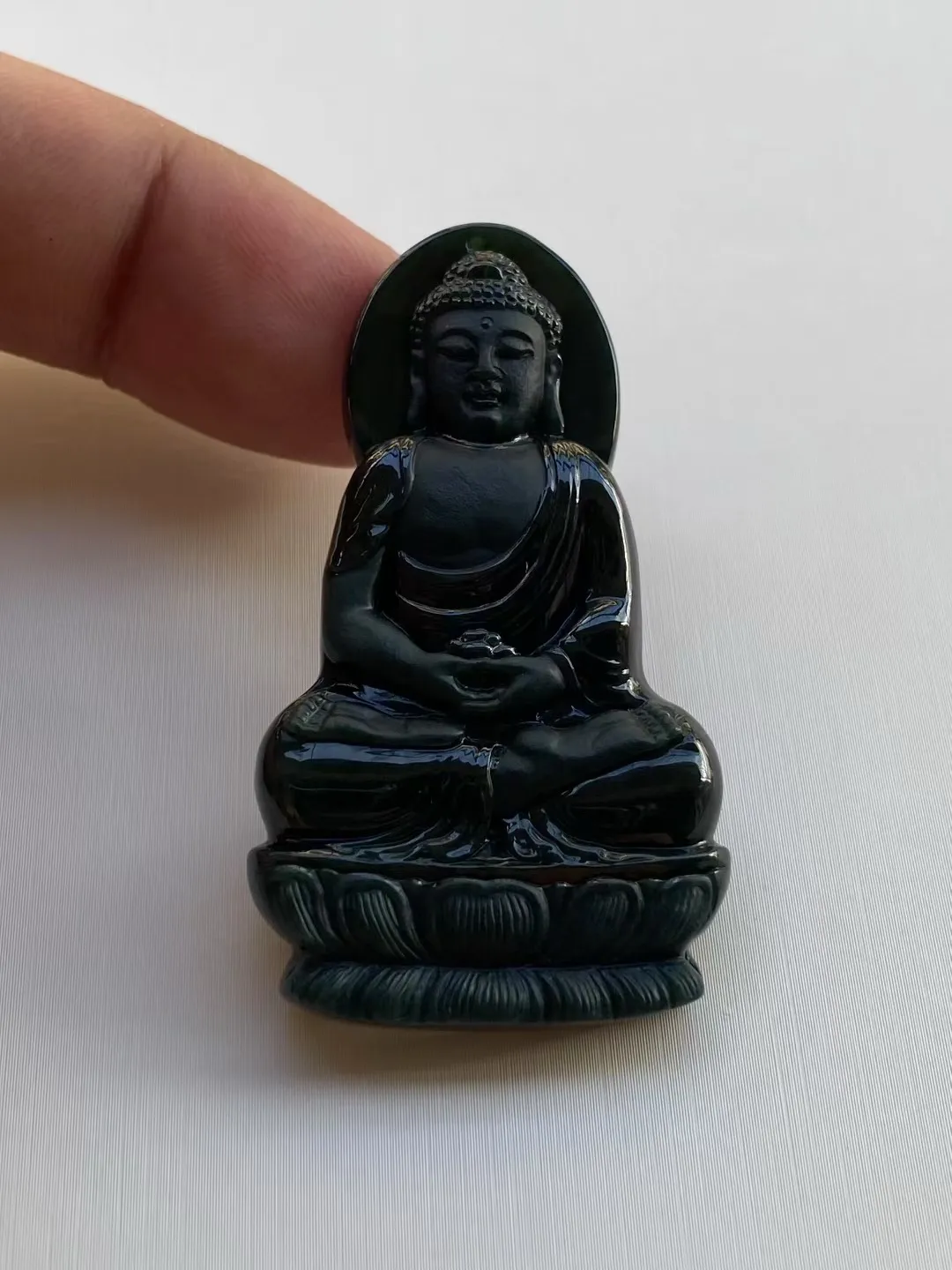 墨翠【大日如来】细腻干净，黑度极黑、性价比高，雕工精湛，打灯透绿.